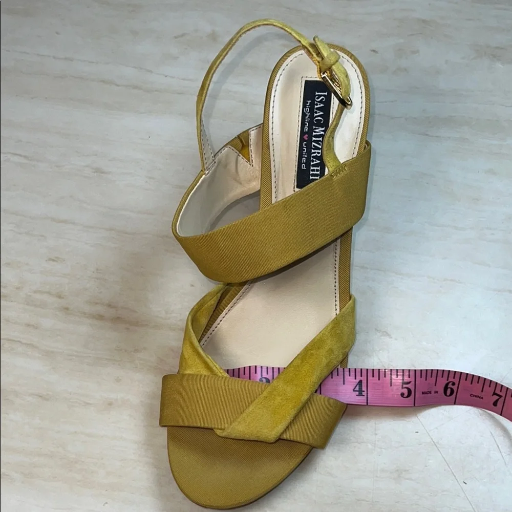 Isaac Mizrahi Mustard Wedge Sandals  size9.                               ordrA2